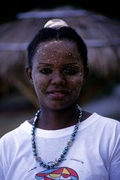 Beauty-paste;-Comoros-Archipelago;-France;-Indian-Ocean;-Kaleidos;-Kaleidos-images;-La-parole-à-limage;-Laurent-Abad;-Mayotte;-Msindzano;-Necklace;-Pearls;-Portrait;-Stories-Pictures;-Tradition;-Woman